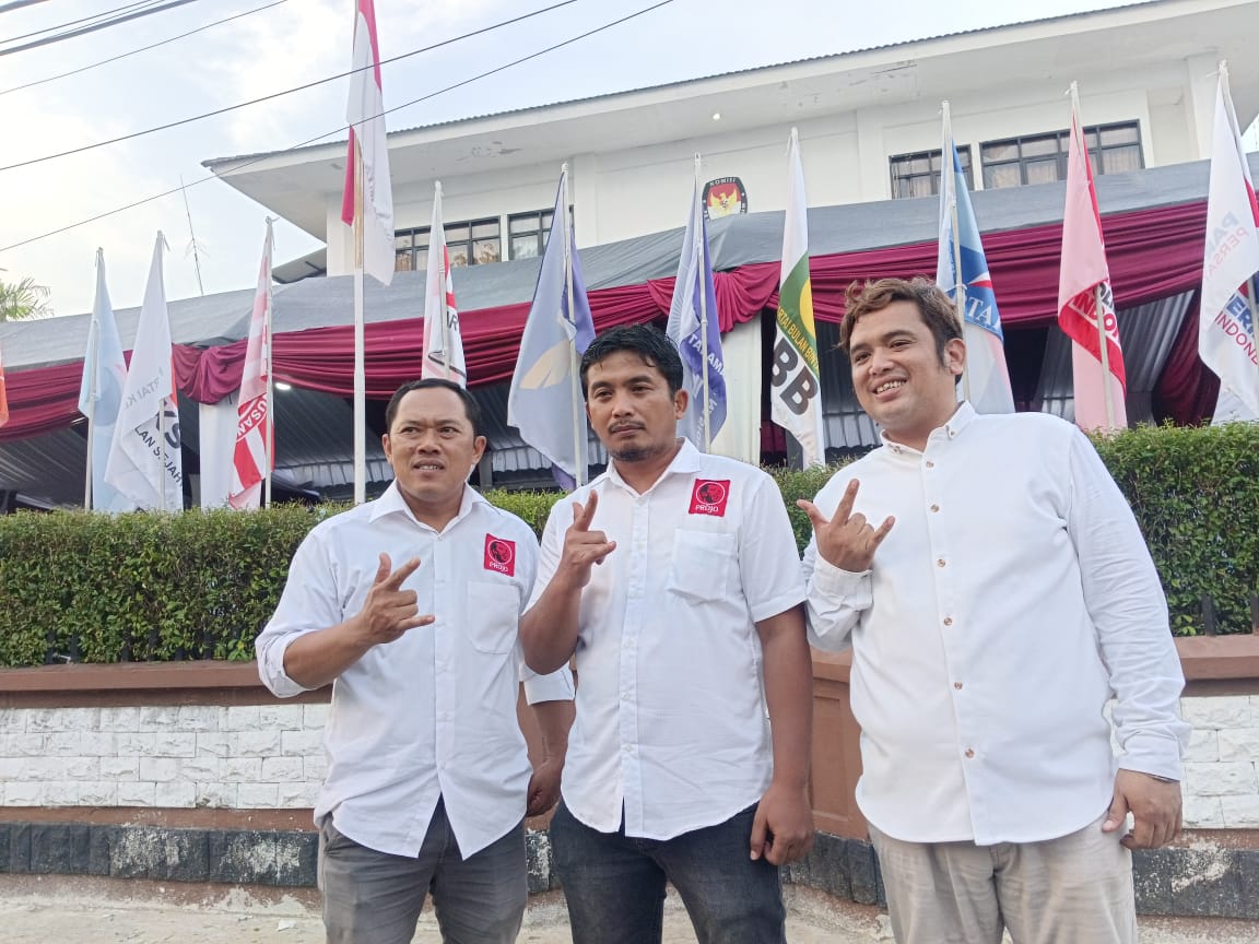 Sachrudin - Maryono Dikawal Projo saat Mengikuti Pengundian Nomor Pilkada Kota Tangerang