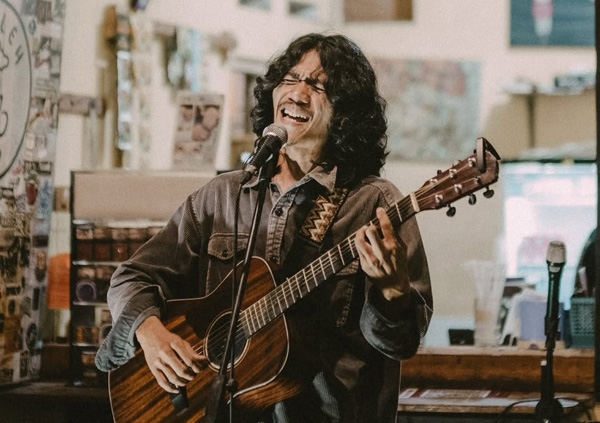 Lewat Balik Gitar Akustik, Amis Guncang Industri Musik dengan Local Wisdumb